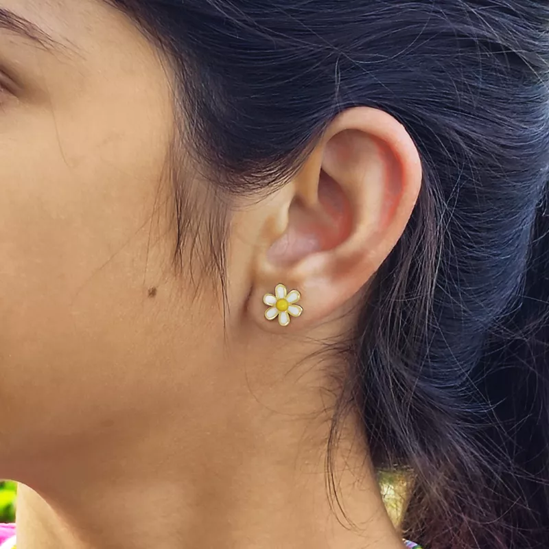 18kt gold daisy flower stud earrings